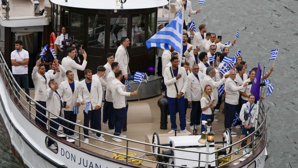 Η Ελληνική αποστολή στο πλοιάριο στον Σηκουάνα, στη διάρκεια της Τελετής έναρξης των Ολυμπιακών Αγώνων